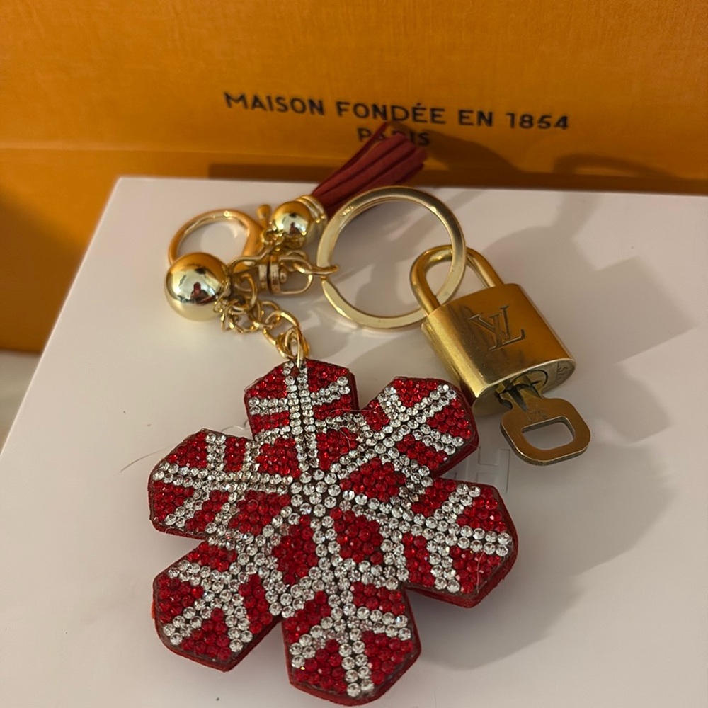 Louis Vuitton # 321 Lock & Key w/ Unbranded Bag Charm / Key Chain